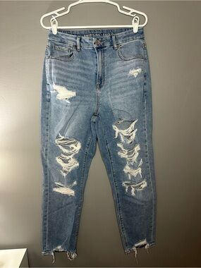 American Eagle Outfitters Light Blue Distressed Women’s mom Jeans